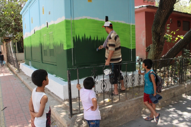 Sinoplu çift Siirt'in sokaklarını renklendiriyor