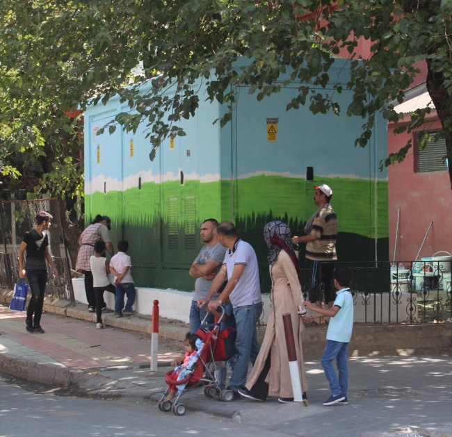 Sinoplu çift Siirt'in sokaklarını renklendiriyor