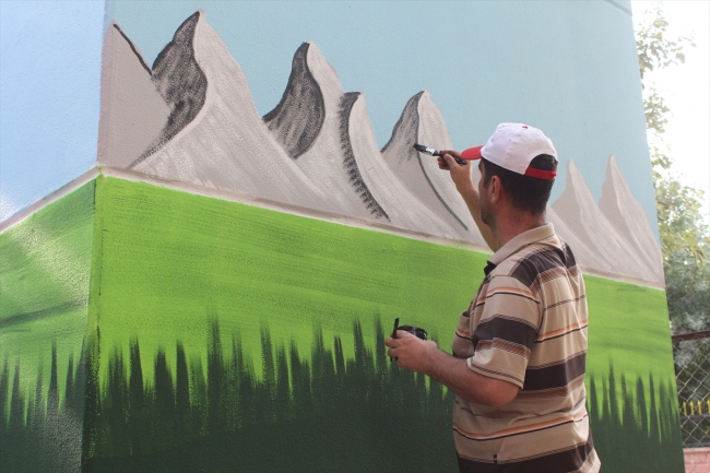 Sinoplu çift Siirt'in sokaklarını renklendiriyor