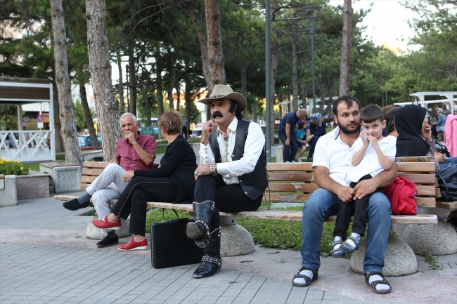 Çorumlu Sefer Karakaş kovboy kıyafetleriyle ilgi çekiyor