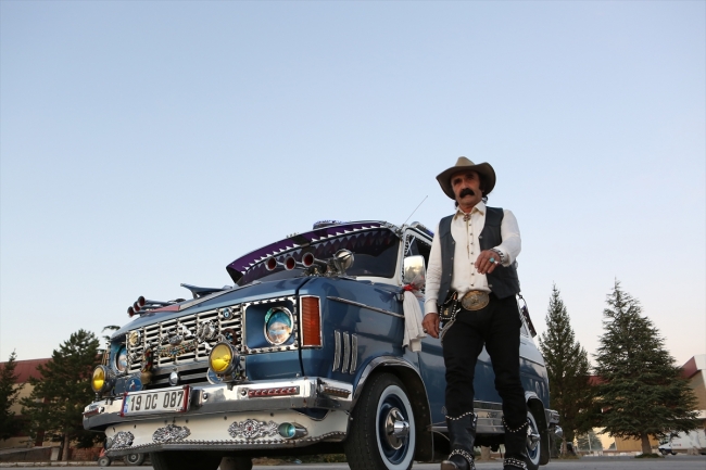 Çorumlu Sefer Karakaş kovboy kıyafetleriyle ilgi çekiyor