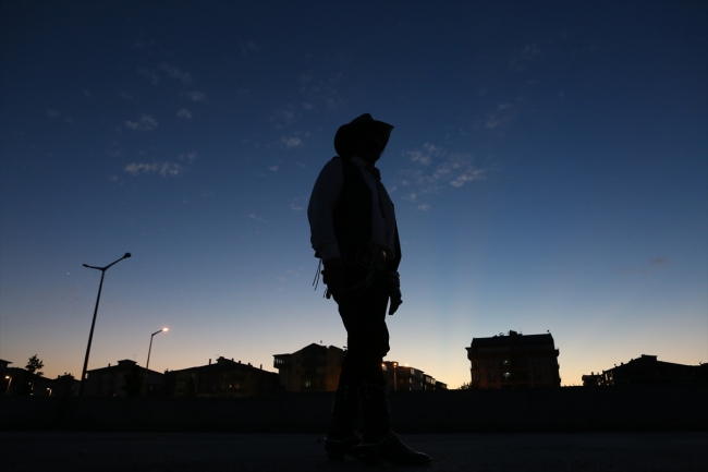 Çorumlu Sefer Karakaş kovboy kıyafetleriyle ilgi çekiyor