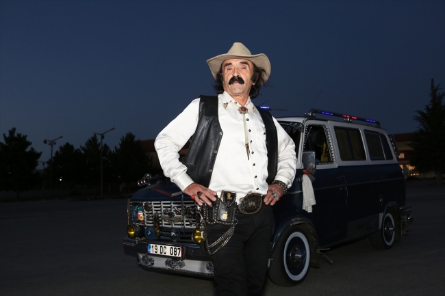 Çorumlu Sefer Karakaş kovboy kıyafetleriyle ilgi çekiyor