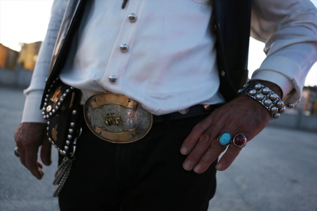 Çorumlu Sefer Karakaş kovboy kıyafetleriyle ilgi çekiyor