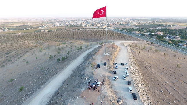 Suriye sınırına dev Türk bayrağı