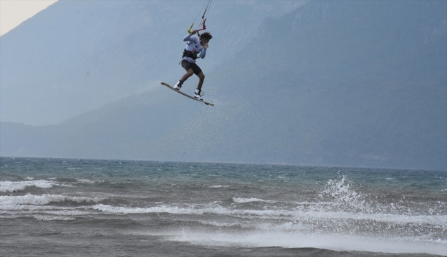 Muğla farklı ülkelerden gelen uçurtma sörfçülerine ev sahipliği yapıyor
