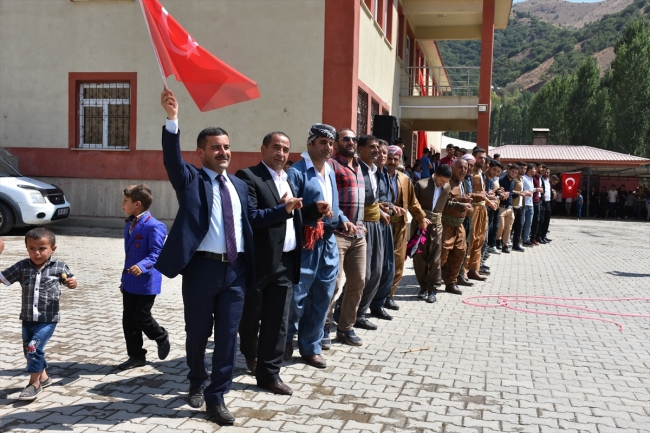 Sınır köyünde Türk bayrağı geleneği