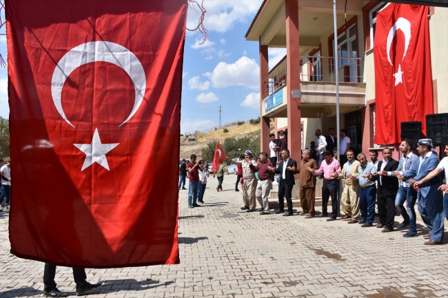 Sınır köyünde Türk bayrağı geleneği