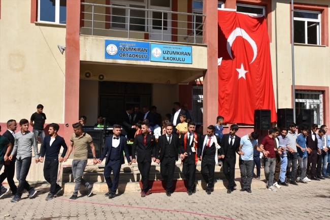 Sınır köyünde Türk bayrağı geleneği