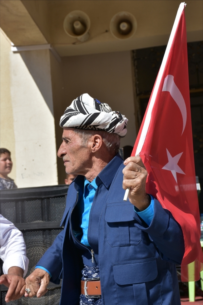 Sınır köyünde Türk bayrağı geleneği