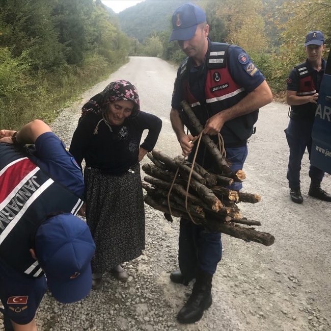 Odun taşıyan yaşlı kadına jandarma yardım etti