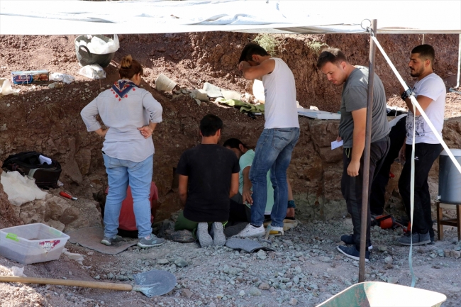 Fosil yatağındaki kazılarla 8 milyon yıllık tarihin izlerini arıyor