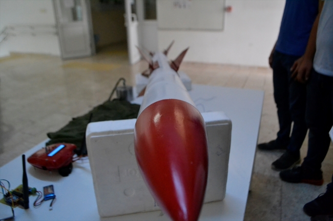Üniversite öğrencilerinden yük taşıyabilen roket "Temren"