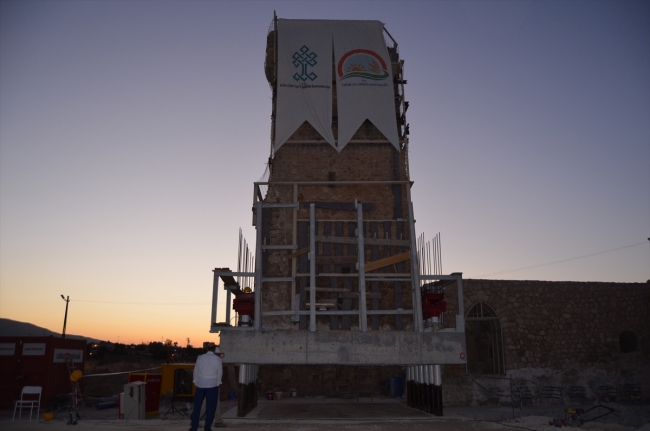 Tarihi zaviyenin minaresi de yeni yerine taşındı