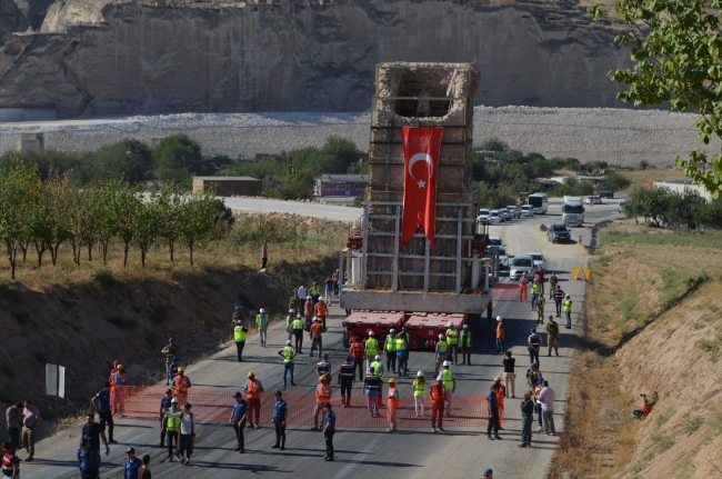 Tarihi zaviyenin minaresi de yeni yerine taşındı