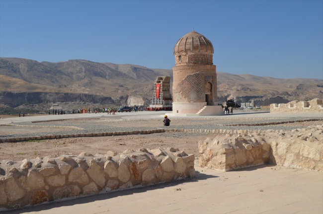 Tarihi zaviyenin minaresi de yeni yerine taşındı