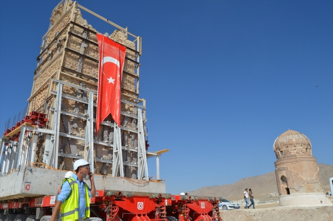 Tarihi zaviyenin minaresi de yeni yerine taşındı