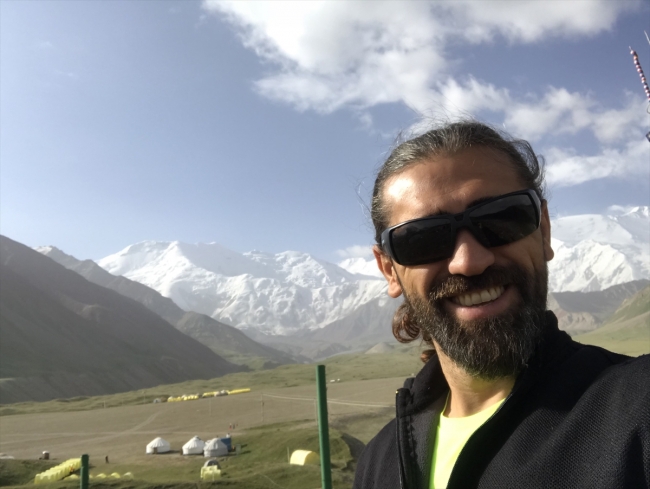 Zirve tırmanışlarıyla spor sevgisini öğrencilerine aşılıyor