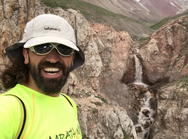 Zirve tırmanışlarıyla spor sevgisini öğrencilerine aşılıyor