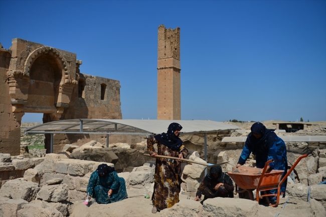 Tarihlerini kendi elleriyle gün yüzüne çıkaran Harranlı kadınlar