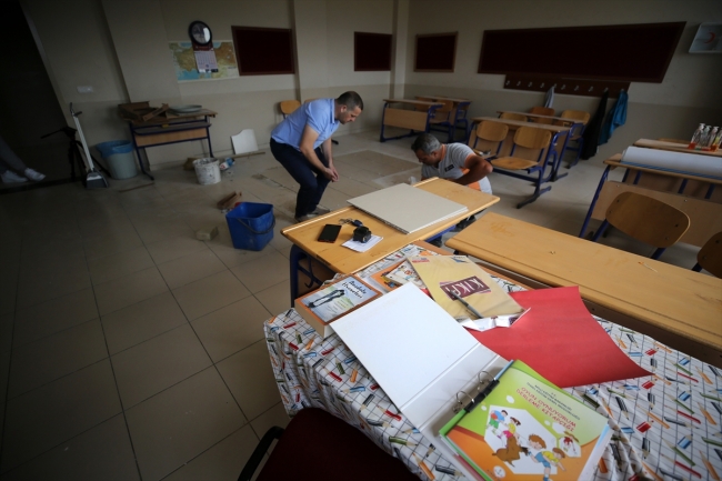 Köy halkı ve öğretmenler el ele okulu onarıyor
