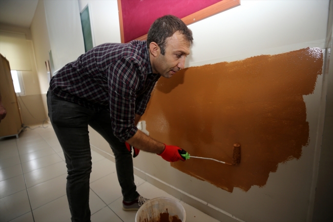 Köy halkı ve öğretmenler el ele okulu onarıyor