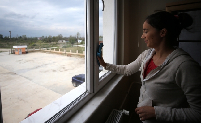 Köy halkı ve öğretmenler el ele okulu onarıyor