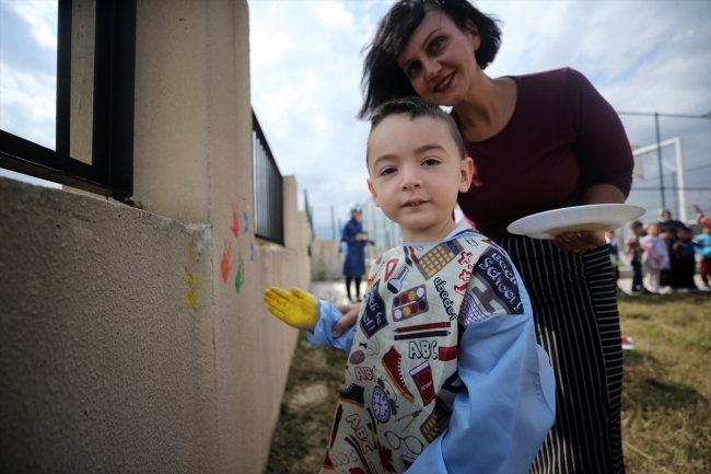 Köy halkı ve öğretmenler el ele okulu onarıyor