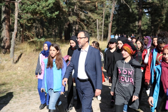Bakan Kasapoğlu'ndan gençlik kampına sürpriz ziyaret