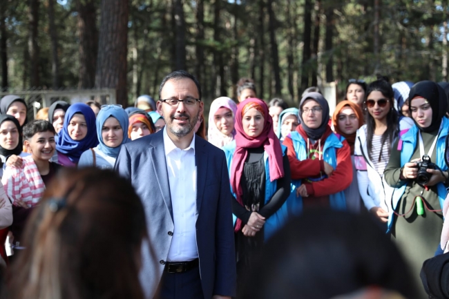 Bakan Kasapoğlu'ndan gençlik kampına sürpriz ziyaret