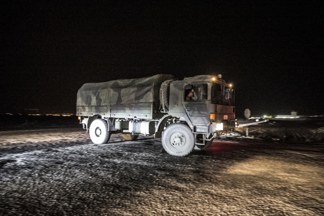 Komando birlikleri Suriye sınırına ulaştı