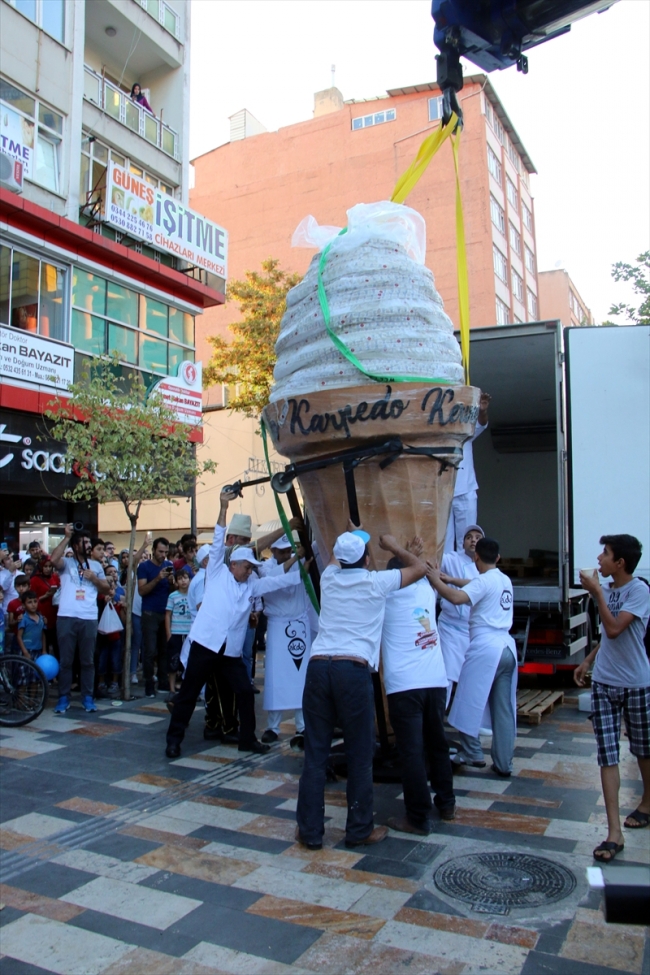 "Dünyanın en büyük dondurma topu" rekor denemesi