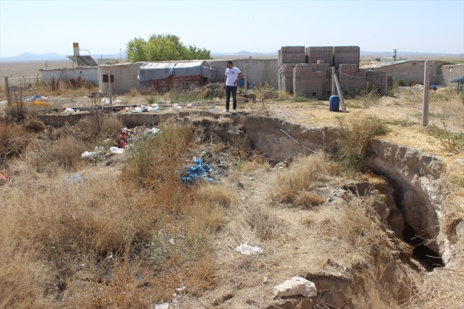 Konya'da 3 metre derinliğinde obruk oluştu