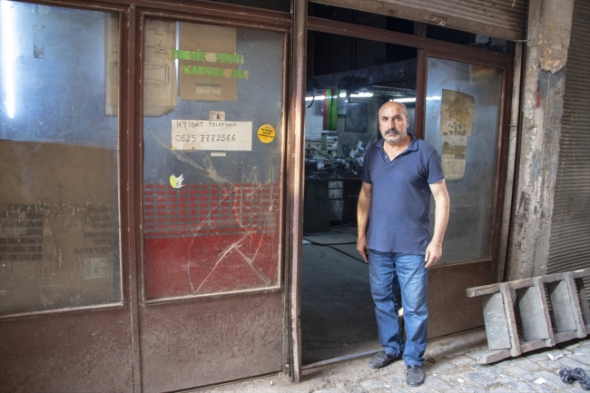 Bileyici ustası duygularını yazıya döküp iş yerinin duvarına asıyor