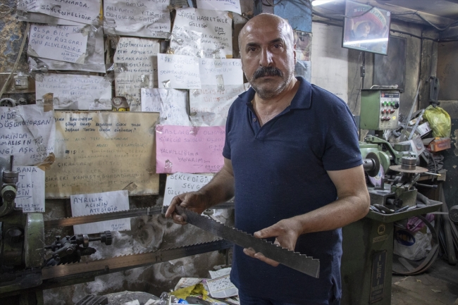 Bileyici ustası duygularını yazıya döküp iş yerinin duvarına asıyor