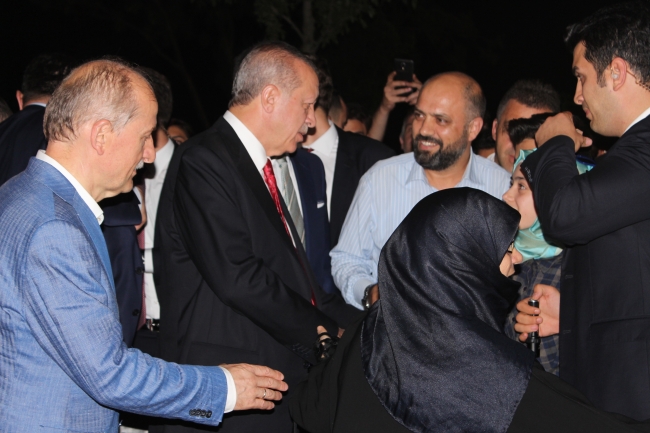 Cumhurbaşkanı Erdoğan, piknik yapan vatandaşlarla sohbet etti