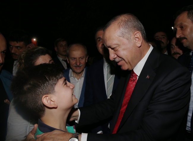 Cumhurbaşkanı Erdoğan, piknik yapan vatandaşlarla sohbet etti