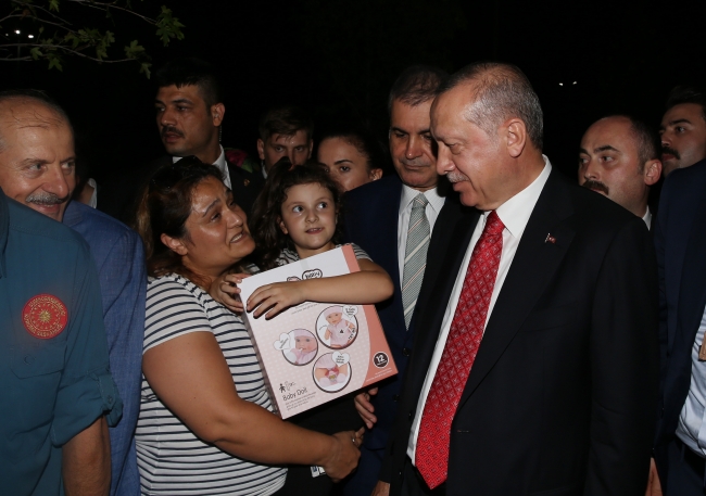Cumhurbaşkanı Erdoğan, piknik yapan vatandaşlarla sohbet etti