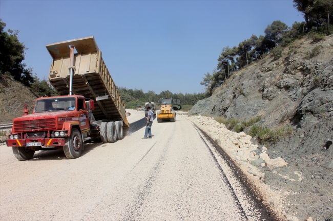 Kazma kürekle açılan yol "duble" oluyor