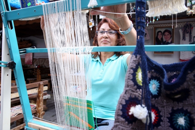 Tarihi evlerin gölgesinde kadınların kurduğu yöresel pazar