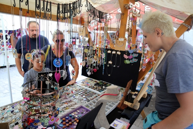 Tarihi evlerin gölgesinde kadınların kurduğu yöresel pazar