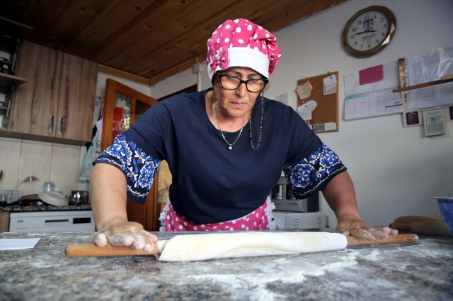 Tarihi evlerin gölgesinde kadınların kurduğu yöresel pazar