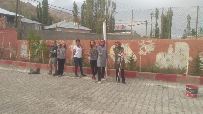 Fedakar öğretmenler okullarını boyadı