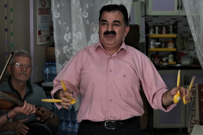 Isparta'daki çay ocağında mini orkestra eşliğinde çay dağıtılıyor