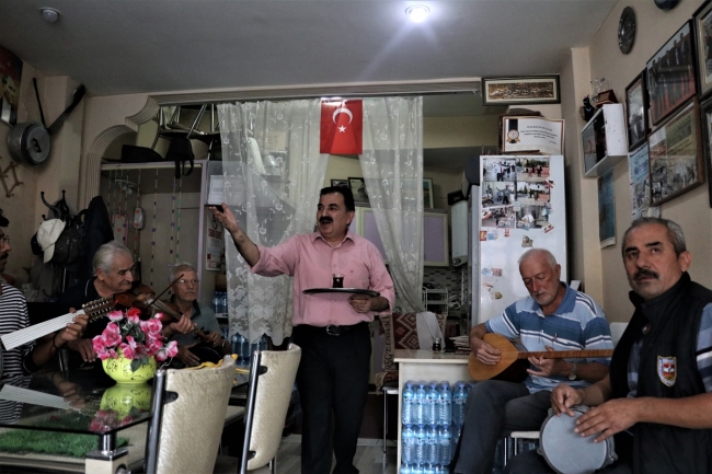 Isparta'daki çay ocağında mini orkestra eşliğinde çay dağıtılıyor