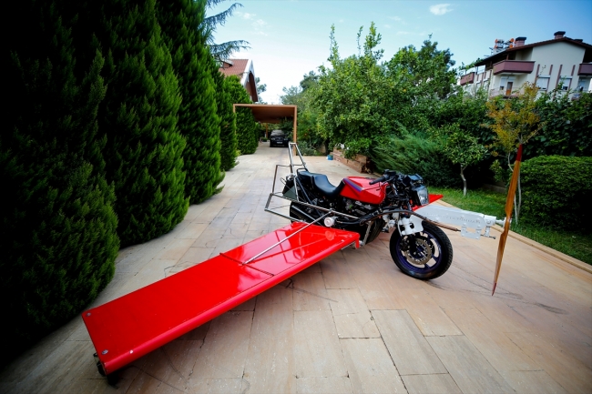 "Uçan motosiklet" hayaliyle motoruna kanat ve pervane taktı