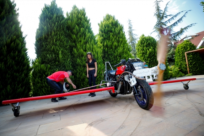 "Uçan motosiklet" hayaliyle motoruna kanat ve pervane taktı