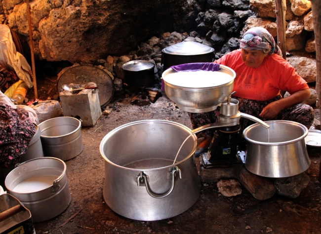 Kışlık hazırlıklarını tamamlayan Yörükler yaylalardan dönüyor