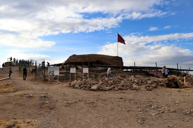 Harput Kalesi'nde Urartu dönemine ait "açık hava sunak alanı" bulundu