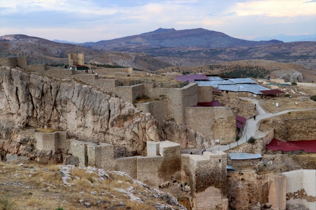 Harput Kalesi'nde Urartu dönemine ait "açık hava sunak alanı" bulundu